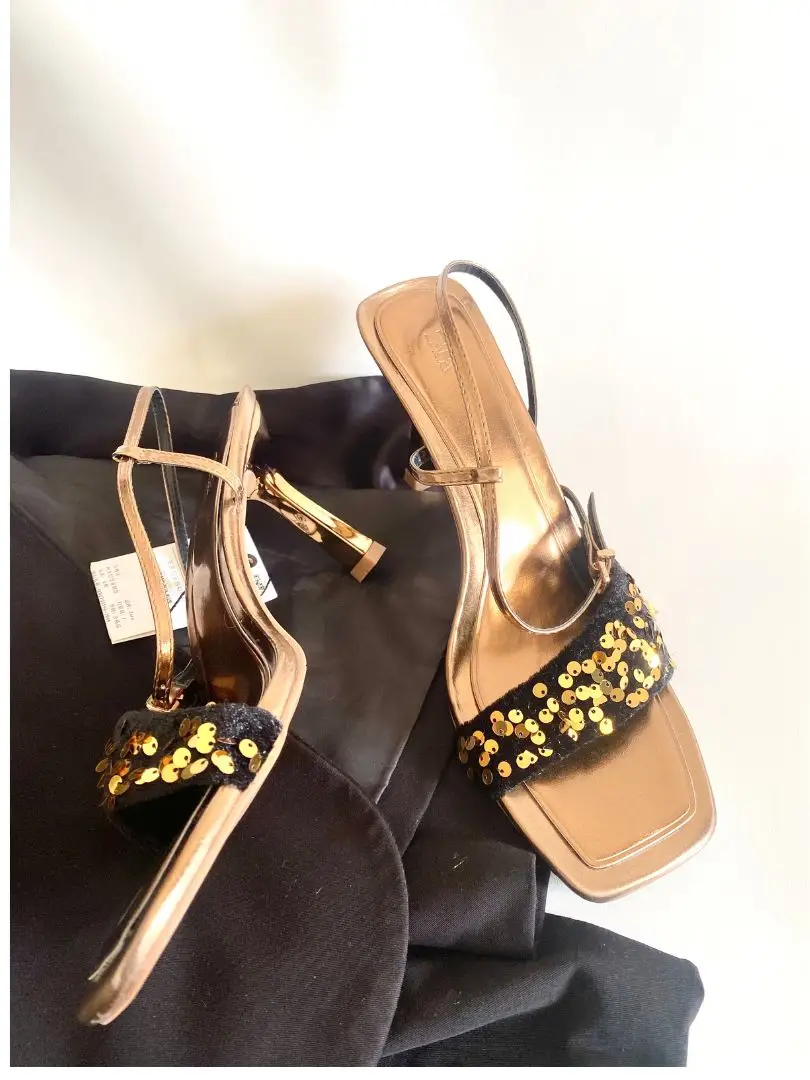 Sandales dorées avec ornements en sequins