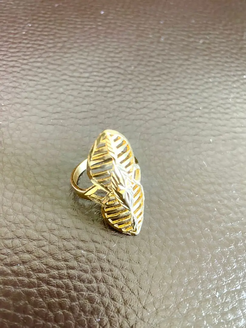 Bague dorée motif feuille