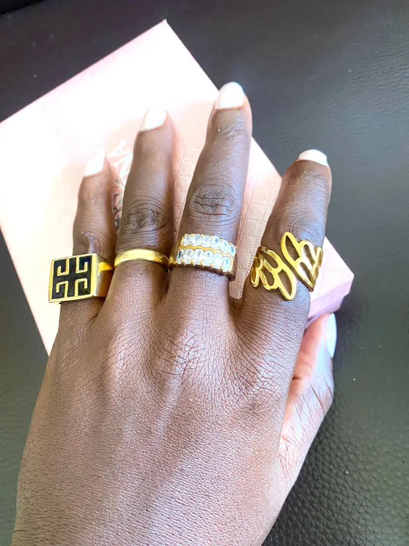 bague ornée de strass